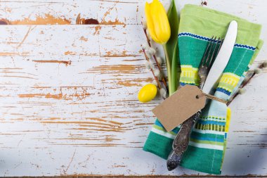 Paskalya Tablo ayarı ile kabarık willow ve laleler