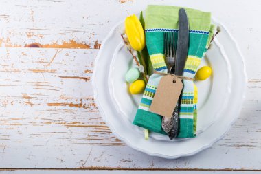 Paskalya Tablo ayarı ile kabarık willow ve laleler