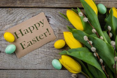 Paskalya kartı - süslemeleri rustik ahşap zemin üzerine