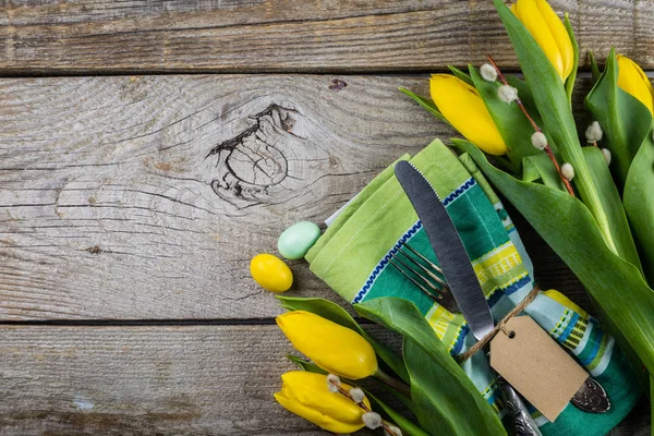 Пасхальна обстановка столу з пухнастою вербою і тюльпанами — стокове фото
