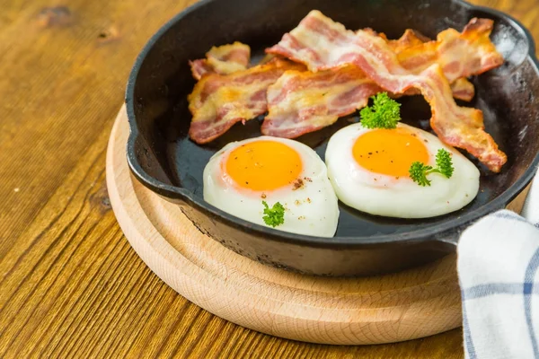 Amerikaans ontbijt met sunny side up eieren, spek — Stockfoto