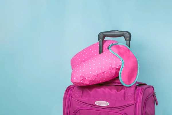 Concetto di viaggio - valigia rosa davanti allo sfondo blu — Foto Stock