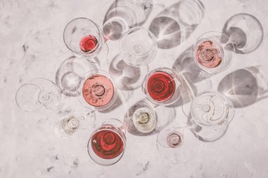 Şarap kavramı - cam ile mermer zemin üzerine farklı şarap tadımı