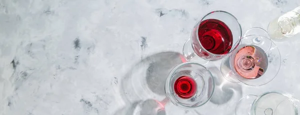 Концепция дегустации вин - бокал с различными винами на мраморном фоне — стоковое фото