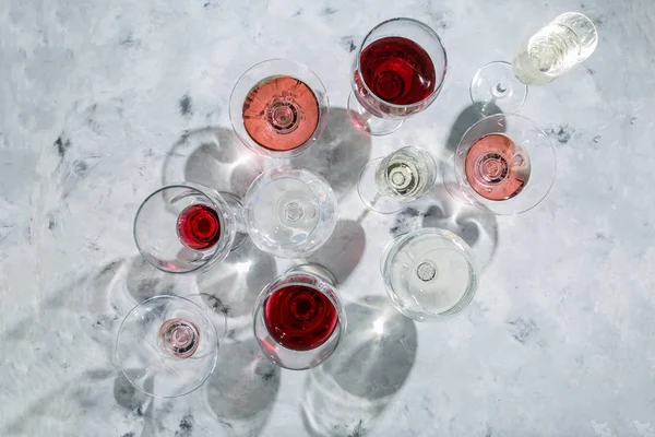 Conceito de degustação de vinhos - vidro com diferentes vinhos sobre fundo de mármore — Fotografia de Stock