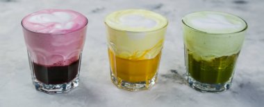 Mermer arka plan üzerinde renkli süper lattes yelpazesi