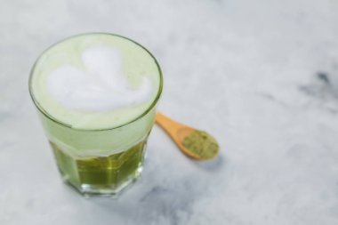 Matcha çay süper latte mermer zemin üzerine