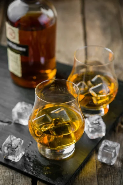Whiskey em fundo de madeira rústica — Fotografia de Stock