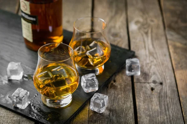 Whisky op rustieke houten achtergrond — Stockfoto