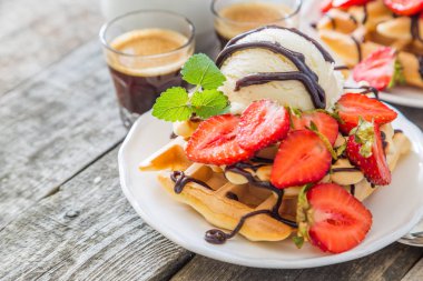 Waffle çilek, dondurma ve çikolata ile