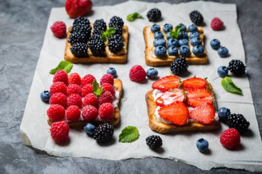 Peynir fıstık ezmesi ve çilek ile tost yelpazesi