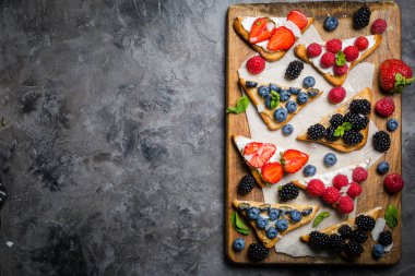Peynir fıstık ezmesi ve çilek ile tost yelpazesi
