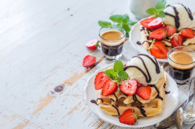 Waffle çilek, dondurma ve çikolata ile