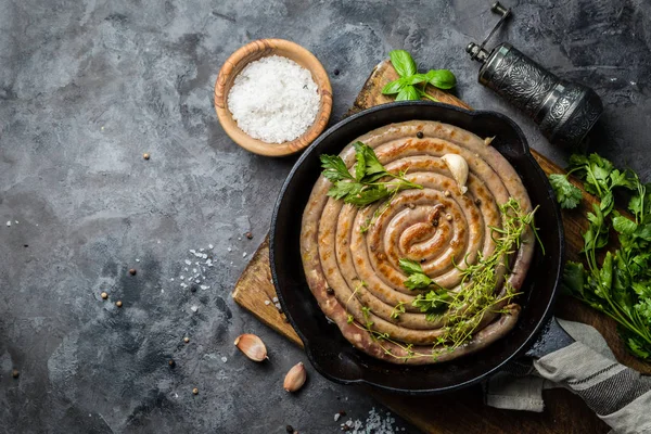 Embutidos de barbacoa en sartén de hierro fundido — Foto de Stock