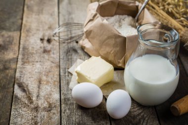 Kavram - malzemeler rustik ahşap arka plan üzerinde pişirme