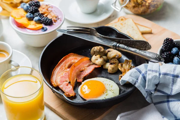 Conceito de pequeno-almoço e almoço - comida tradicional — Fotografia de Stock