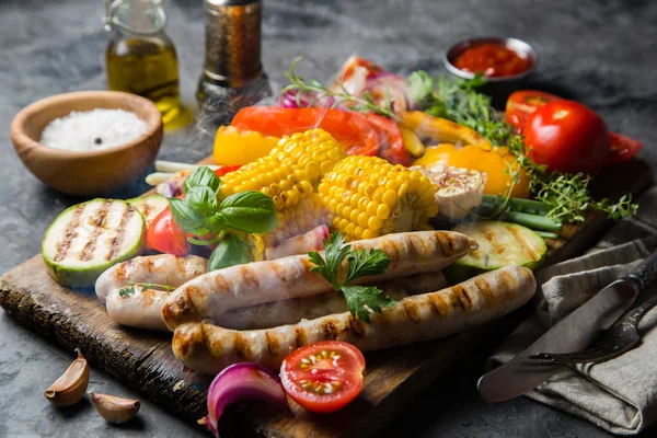 Salsichas de churrasco com legumes — Fotografia de Stock