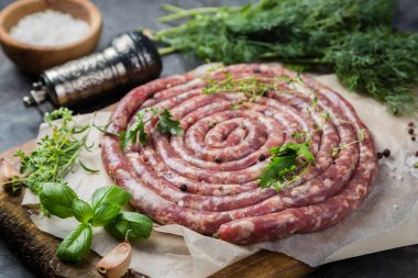 Çiğ sosis ızgara için