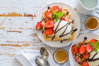 Waffle çilek, dondurma ve çikolata ile