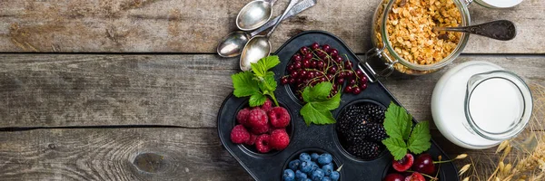 Koncepcja śniadanie - muesli, mleka i owoców jagodowych — Zdjęcie stockowe