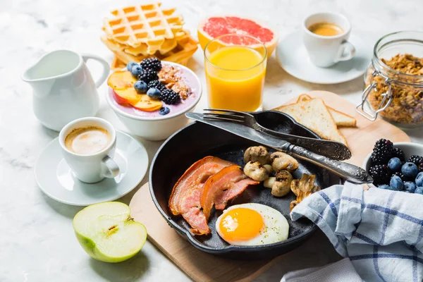 Concepto de desayuno y almuerzo: comida tradicional — Foto de Stock