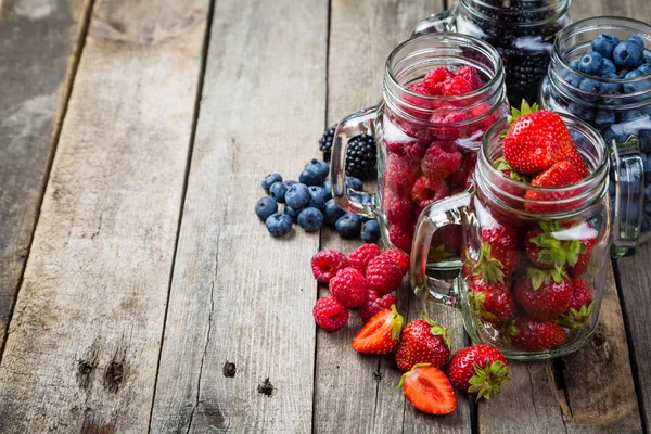 Bacche in barattoli di vetro - marmellata fatta in casa, frullato, dessert povero di grassi — Foto Stock