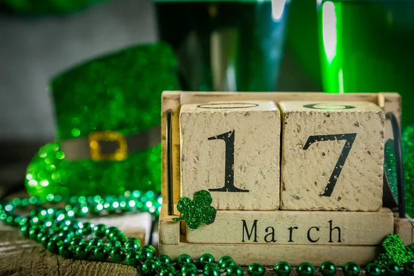 Conceito de dia de St. Patricks - cerveja verde e símbolos — Fotografia de Stock