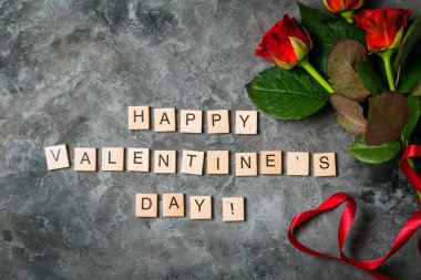 Sevgililer günü kavramı - sunar, çiçekler ve gözlük