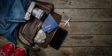 Seyahat kavramı - essencials, fotoğraf makinesi, telefon, uçak