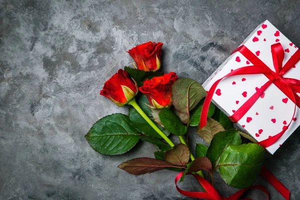 Alla hjärtans dag koncept - presenter, blommor och glasögon — Stockfoto