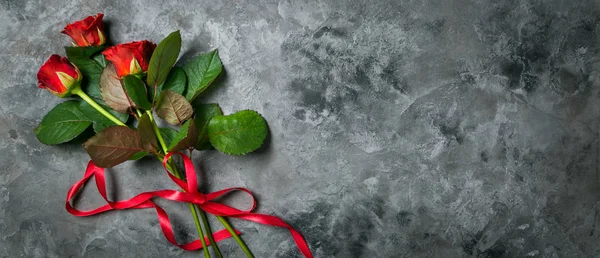 Concetto di giorno di San Valentino - regali, fiori e occhiali — Foto Stock