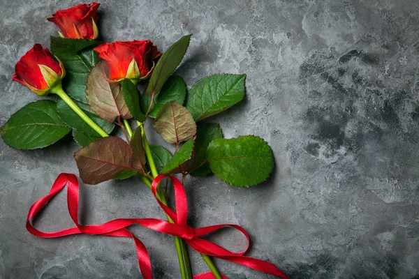 Alla hjärtans dag koncept - presenter, blommor och glasögon — Stockfoto