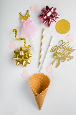 Doğum günü kavramı - gümüş ve altın süslemeler üzerinde arka plan beyaz.