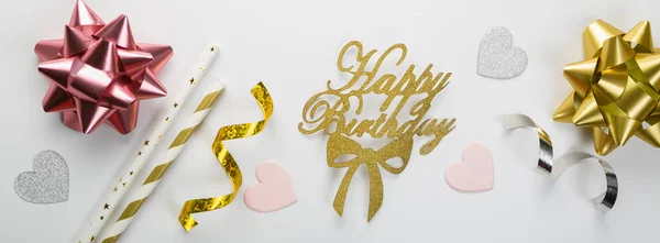 Födelsedag-konceptet - silver och guld dekorationer på vit bakgrund — Stockfoto