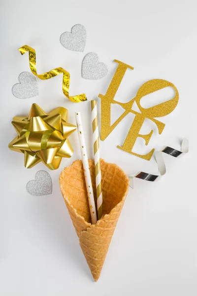 Valentines day concept - ice cream cone and party decorations — Stock Photo, Image