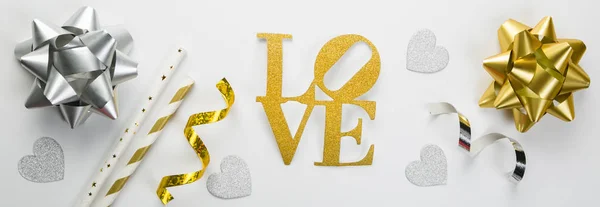 バレンタインの日のコンセプト - アイス クリーム コーンとパーティーの装飾 — ストック写真