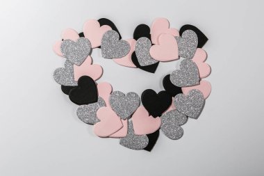 Sevgililer günü kavramı - konfeti ahşap arka plan üzerinde kalp şeklinde