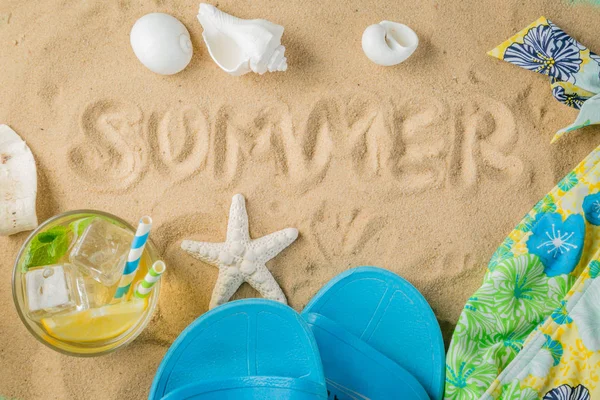 Summer concept - sand, drinks, glasses, shells — Stock Photo, Image