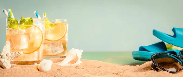 Bebida de verano en playa de arena — Foto de Stock