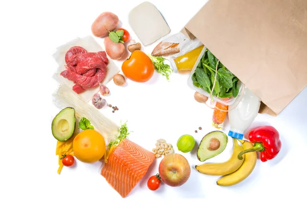 Conceito de compras de supermercado. Conceito de dieta equilibrada. Alimentos frescos com saco de compras em fundo branco — Fotografia de Stock