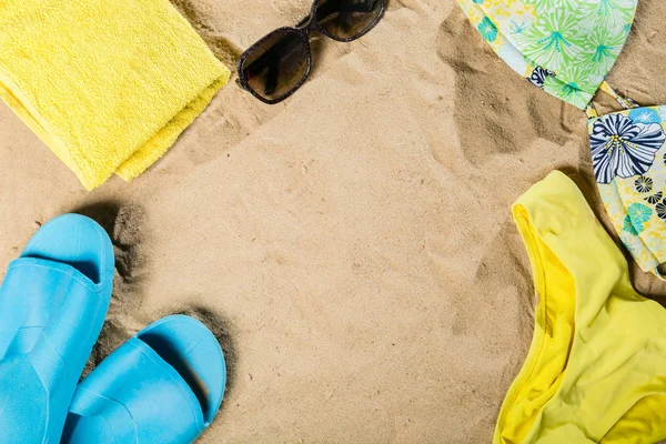 Summer concept - bathing suit, sunglasses, flip flops, towel — Stock Photo, Image