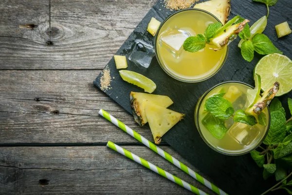 Bevanda di ananas e lime su sfondo rustico — Foto Stock