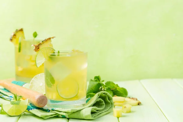 Ananas och lime drink på rustika bakgrund — Stockfoto