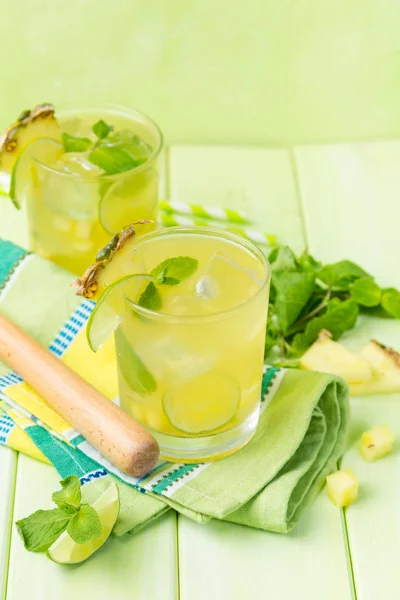 Bebida de abacaxi e limão em fundo rústico — Fotografia de Stock