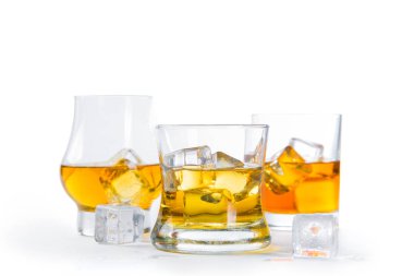 Güçlü alkollü içecekler - viski, viski, viski beyaz arka plan üzerinde