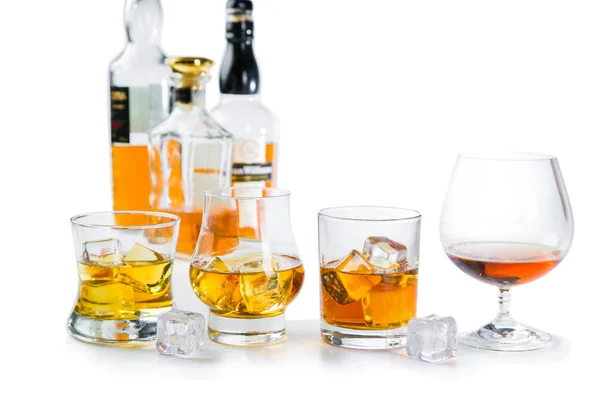 Boissons alcoolisées fortes whisky, bourbon, scotch sur fond blanc — Photo