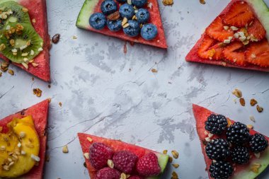 Karpuz pizza - dilim Karpuzu ve meyve, granola ile. Taze düşük carb diyet