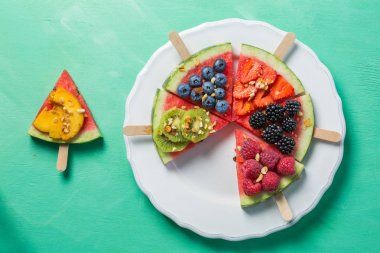 Karpuz pizza - dilim Karpuzu ve meyve, granola ile. Taze düşük carb diyet