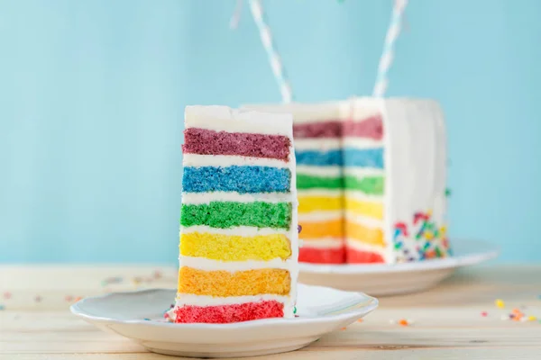 生日背景-带白霜的条纹彩虹蛋糕 — 图库照片