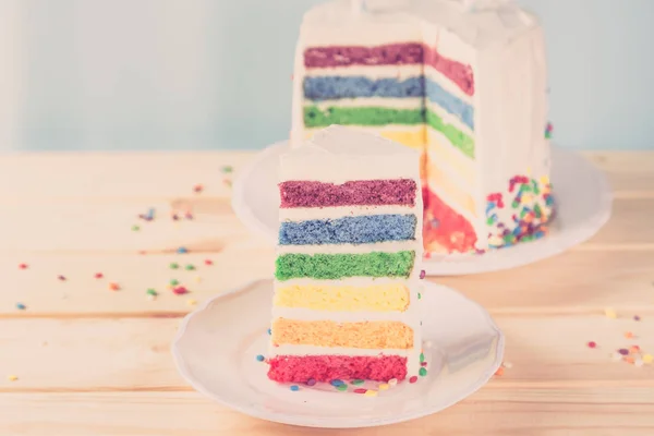 生日背景-带白霜的条纹彩虹蛋糕 — 图库照片